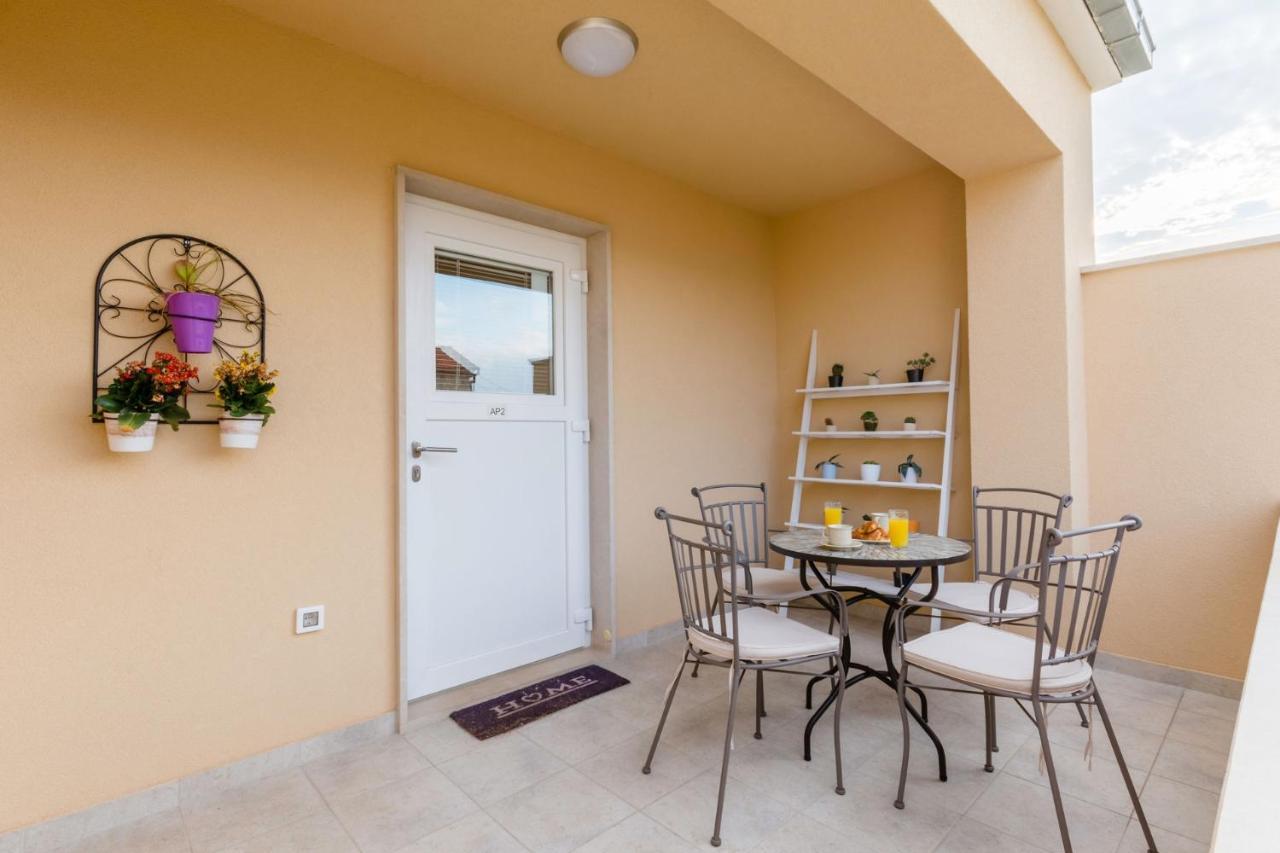 Apartments With A Parking Space Supetar, Brac - 16294 Exterior foto